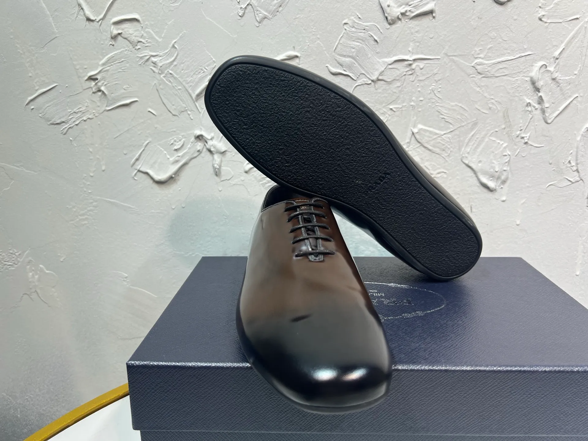 P760 prada derby2025 spring and autumn latest Prada lace-up classic retro men's shiny leather shoes, Shuffle double-button Mengke shoes, open side beaded cowhide, lining and foot cowhide, light rubber sole, sole height and thickness 10mm, original packaging black and brown 2 colors, code number: 39-46